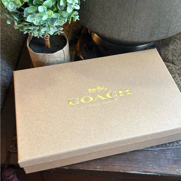 Authentic COACH Leather glitter stars wristlet and 2 charms set in box 🎁 - Picture 9 of 9